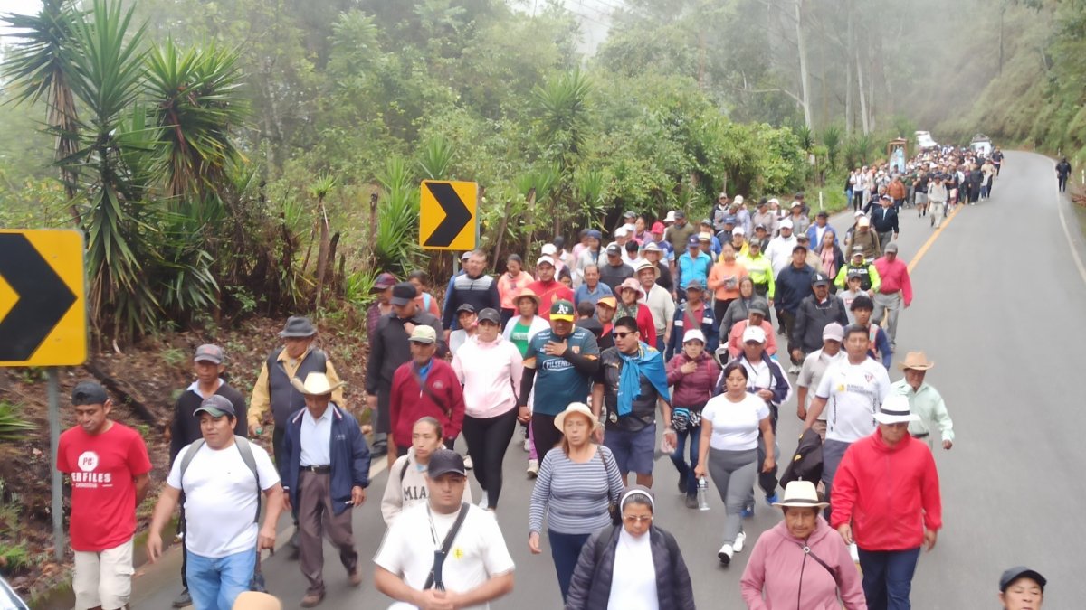 Tradición. Feligreses de Cangonamá y Catacocha acompañan con devoción la peregrinación de las dos vírgenes.
