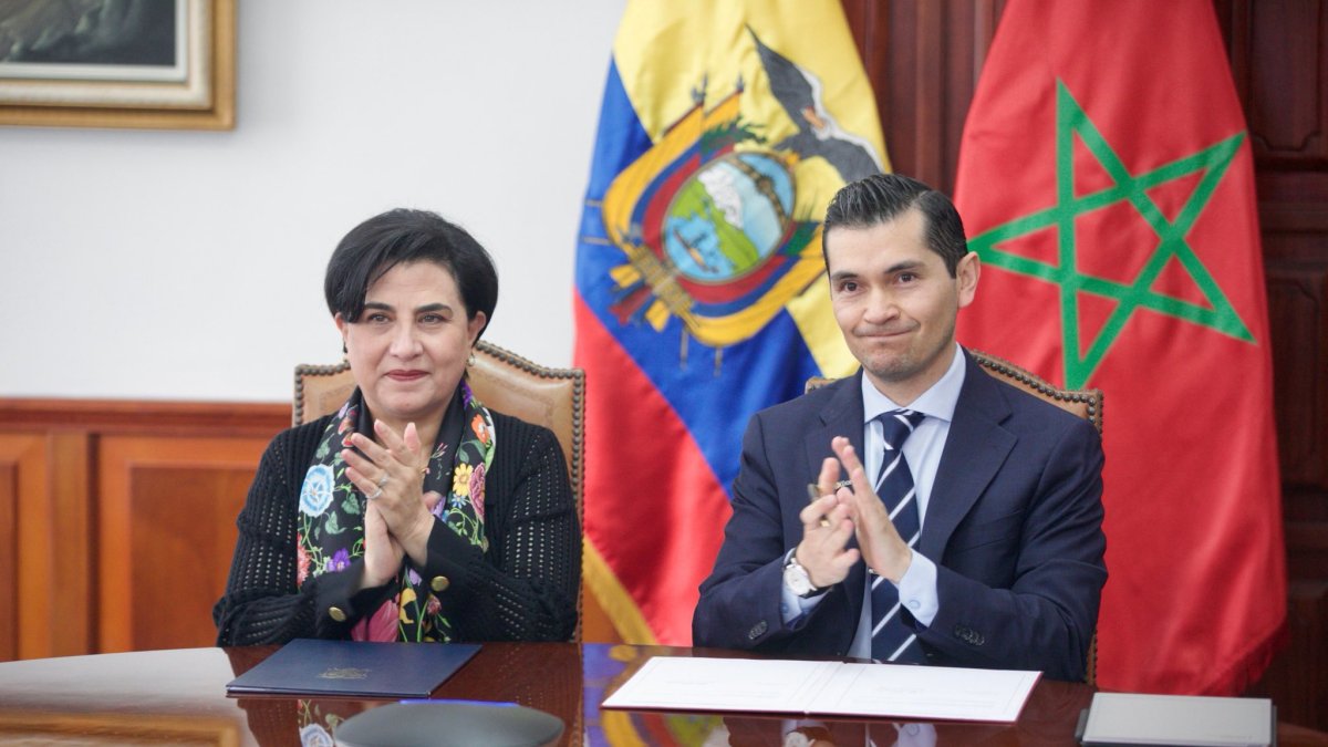 Gabriela Sommerfeld y Xavier Rosero durante la firma del memorando entre FEDEXPOR y empresarios de Marruecos.