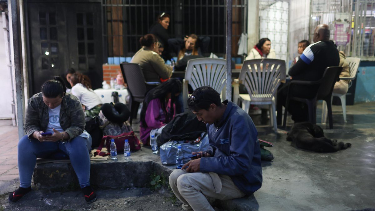 Familiares de presos políticos esperan cerca a la cárcel El Rodeo I este lunes, en Caracas (Venezuela).