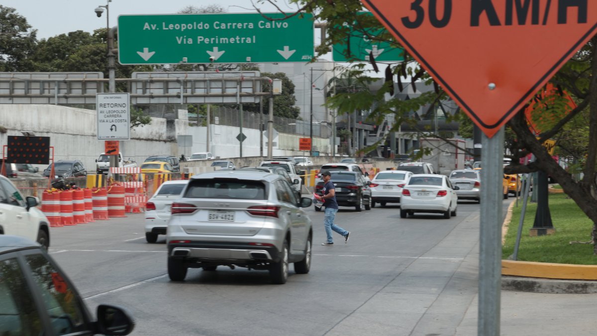 Cerca de la zona de los hospitales, hay peatones que prefieren lanzarse de forma 'suicida' y no caminar al paso elevado que está a 300 metros.
