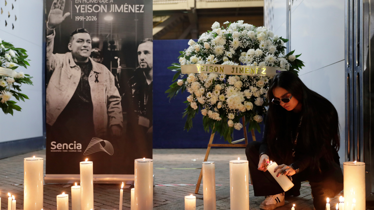 Miles de personas se congregaron a las afueras del estadio El Campín para rendir homenaje al cantante colombiano Yeison Jiménez, fallecido el sábado 10 de enero 2026 en un accidente aéreo,