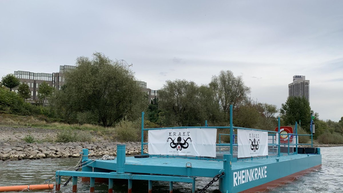 Trampa para residuos, llamada RheinKrake, flotando en el Rin, en Colonia.