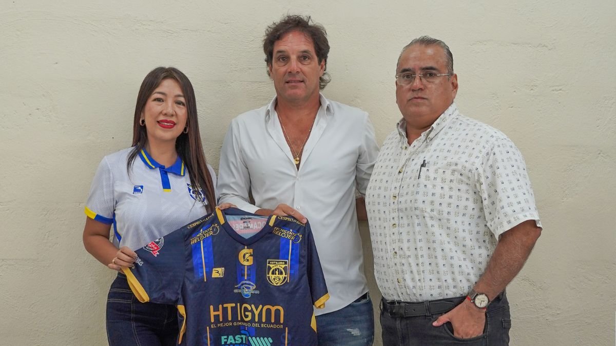 María Eliza Palma y Raúl Murillo de Astillero FC junto al entrenador Fabián Frías.