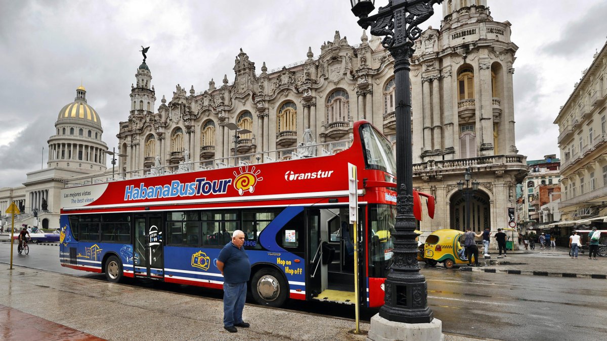 Un conductor de un bus turístico espera la llegada de turistas este lunes, en La Habana (Cuba).
