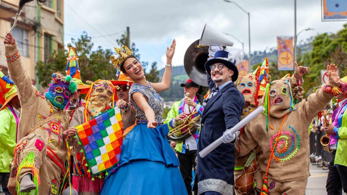 Integrantes de una comparsa en el 'Desfile de la Familia Castañeda', durante el Carnaval de Negros y Blancos, en Pasto (Colombia).
