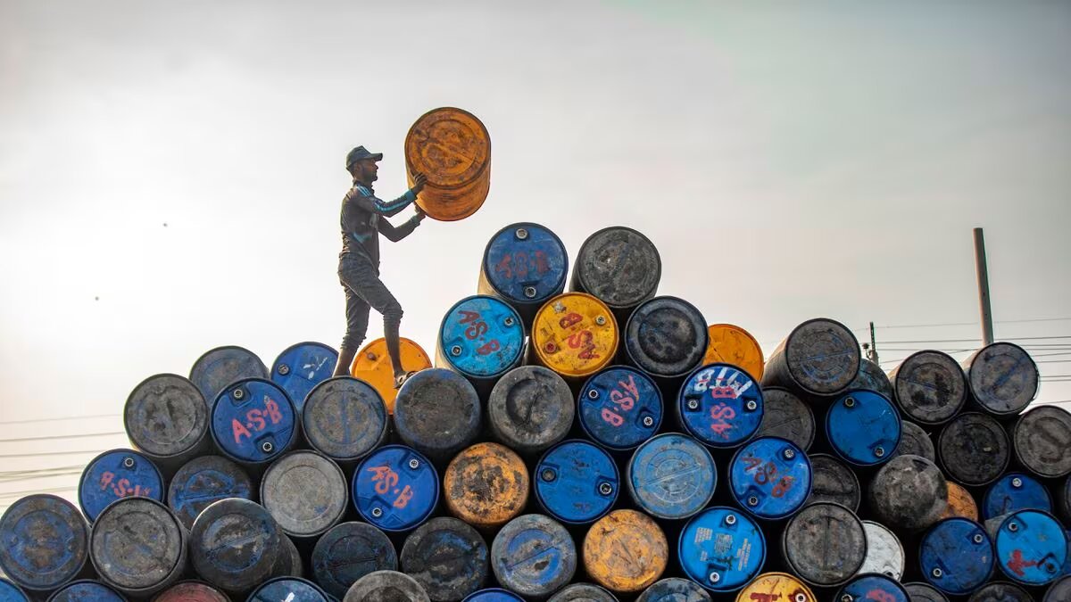 El precio del petróleo intermedio de Texas (WTI) cerró este lunes, 12 de enero de 2026, en 59,5 dólares el barril.