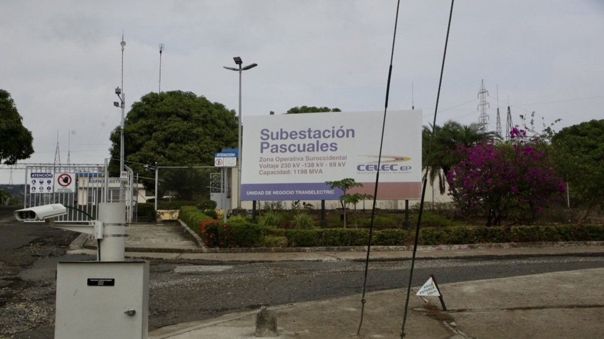 En la subestación de Pascuales se transforma la energía para entregarla a la distribuidora CNEL.