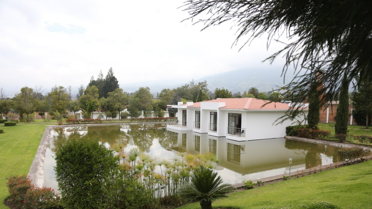 Zakua Gardens está ubicado en la parroquia de Puembo, a 50 minutos de la capital.
