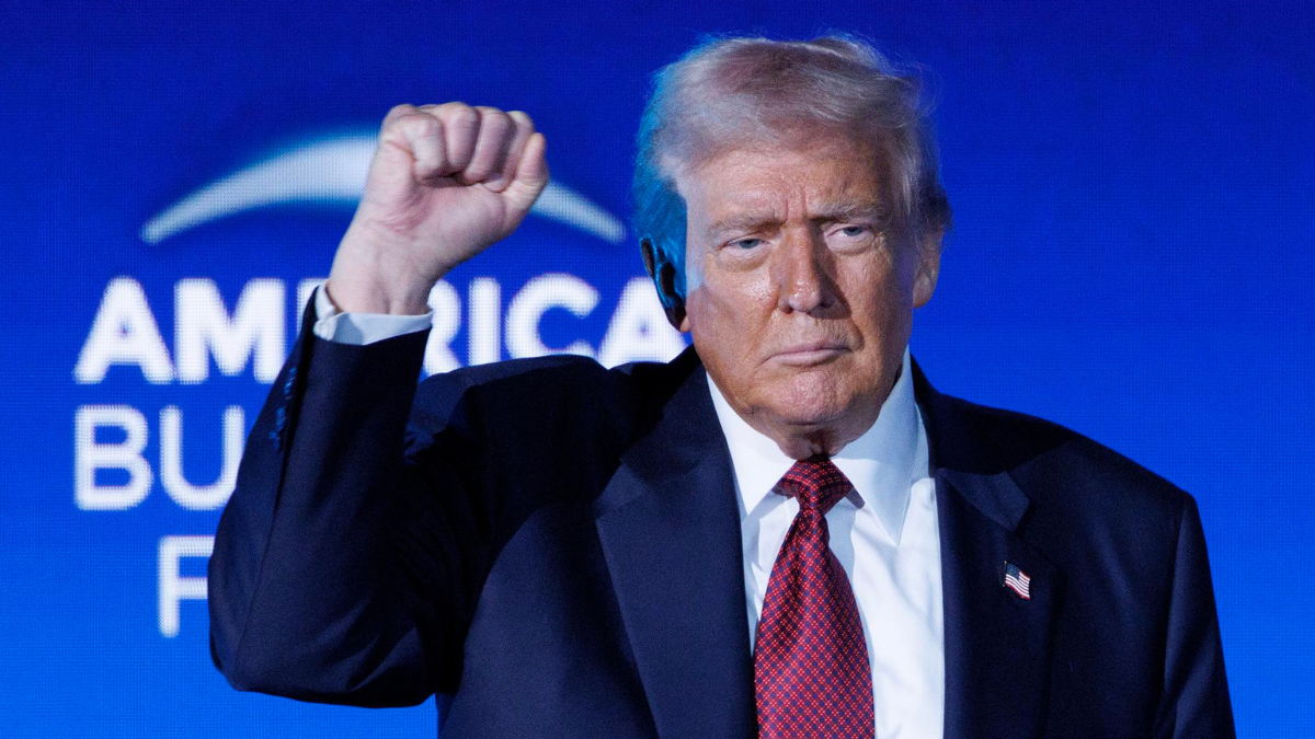 The New York Times reveló que el Pentágono habría utilizado un avión militar pintado como civil para atacar embarcaciones sospechosas de narcotráfico.