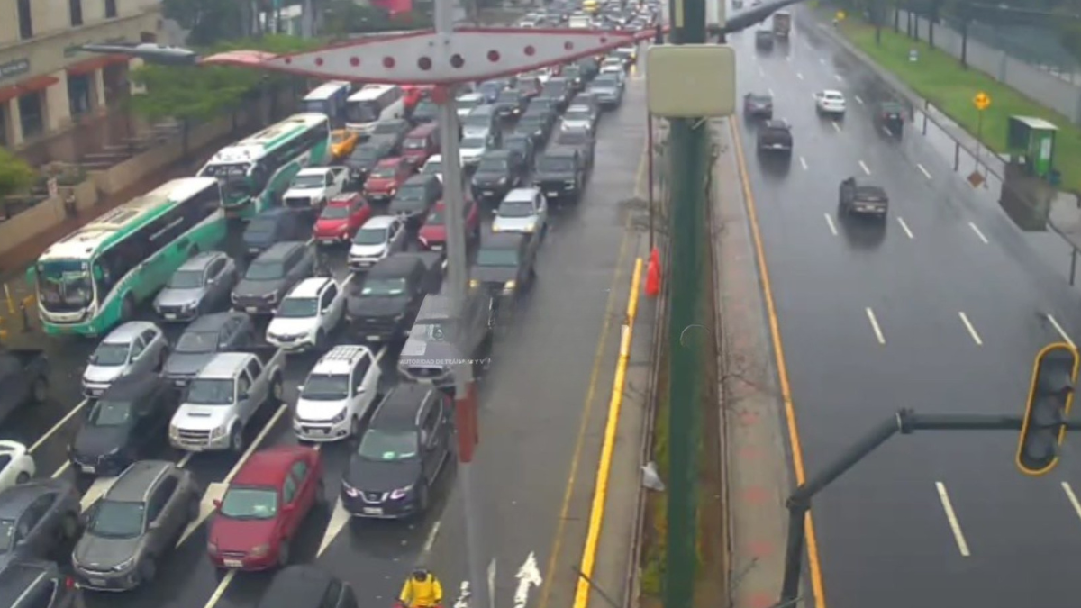 Caos vehicular en Samborondón este 13 de enero debido a siniestros bajo la lluvia.