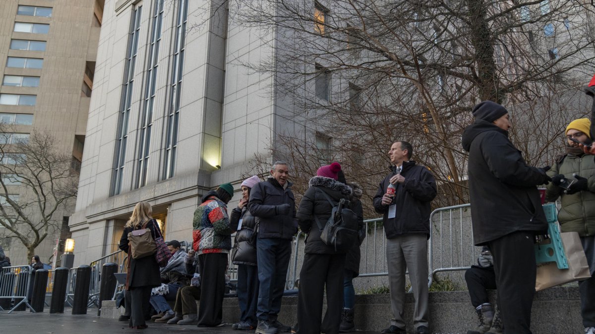 Personas hacen fila a las afueras del tribunal federal del sur de Nueva York donde se presentará el presidente de Venezuela, Nicolás Maduro, este lunes en Nueva York (EE.UU.). Foto de archivo.