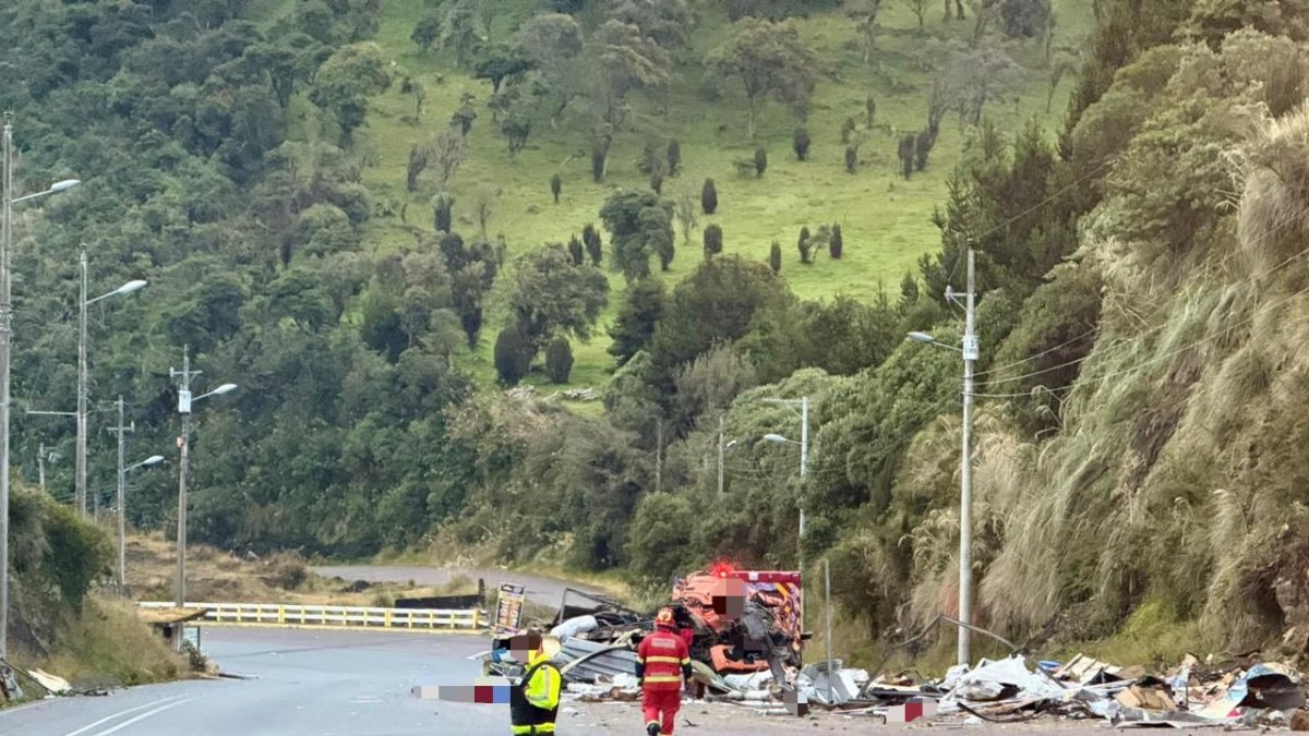 Personal de emergencia realiza limpieza de la calzada tras derrame de combustible en Tambo, Quijos.