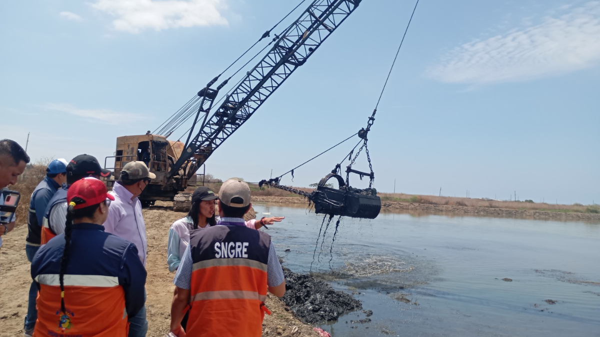 Las lagunas de oxidación del cantón tienen persistentes malos olores, la acumulación de sedimentos y el riesgo de desbordamiento de aguas residuales.