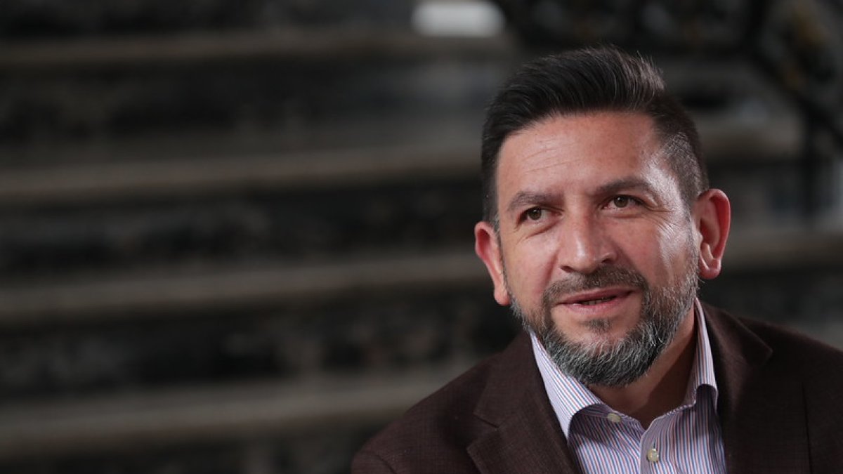 Álvaro Rosero aclara su situación legal y asegura acudir a la Fiscalía voluntariamente.