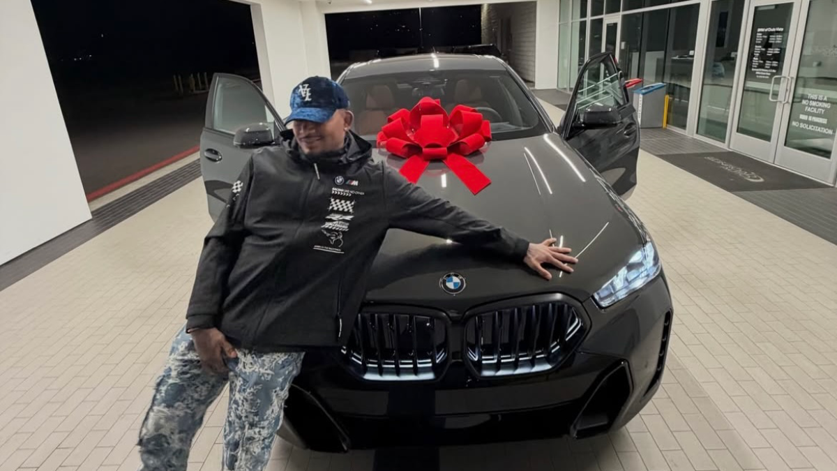 El peleador Morales presentó su nuevo auto, símbolo de esfuerzo y trabajo duro.