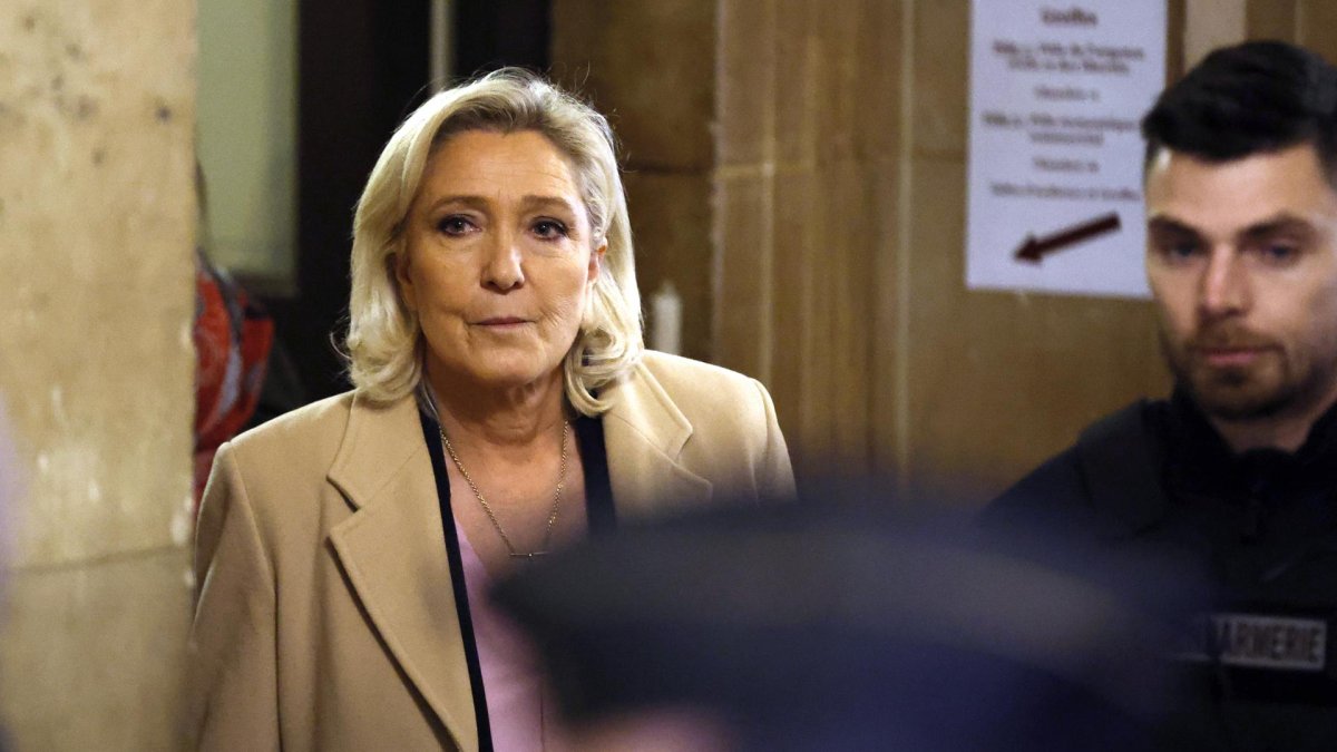 La líder del partido parlamentario Rassemblement National (RN), Marine Le Pen (L), llega al palacio de justicia de París en París, Francia, 13 de enero de 2026