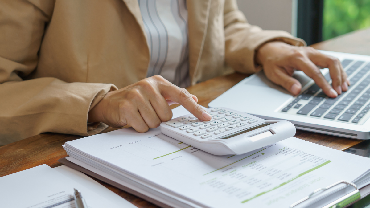 Referencial.Contribuyentes ecuatorianos revisan sus obligaciones tributarias ante el SRI: declaraciones, plazos y ajustes contables que marcan el calendario fiscal.