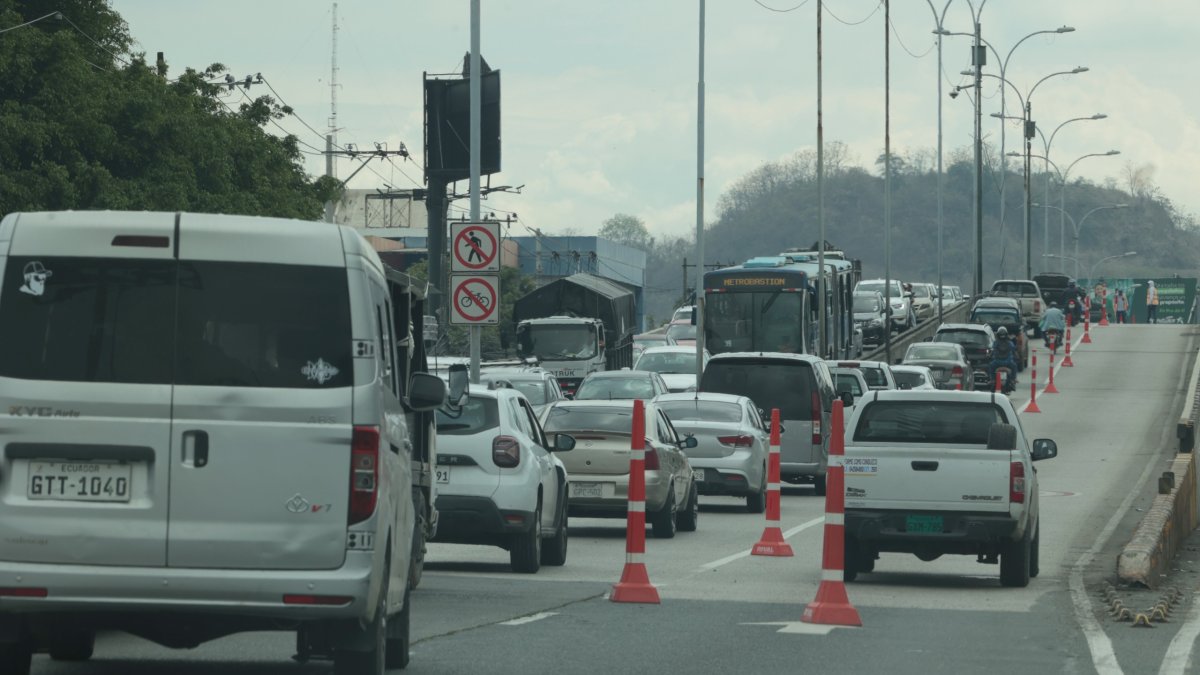 Uno de los carriles del paso a desnivel ubicado en Carlos Julio Arosemena y Las Monjas estaba temporalmente restringido al tránsito vehicular debido a la inspección.