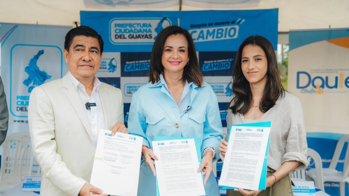 Marcela Aguiñaga en la firma del convenio junto a Wilson Cañizares, alcalde de Daule.