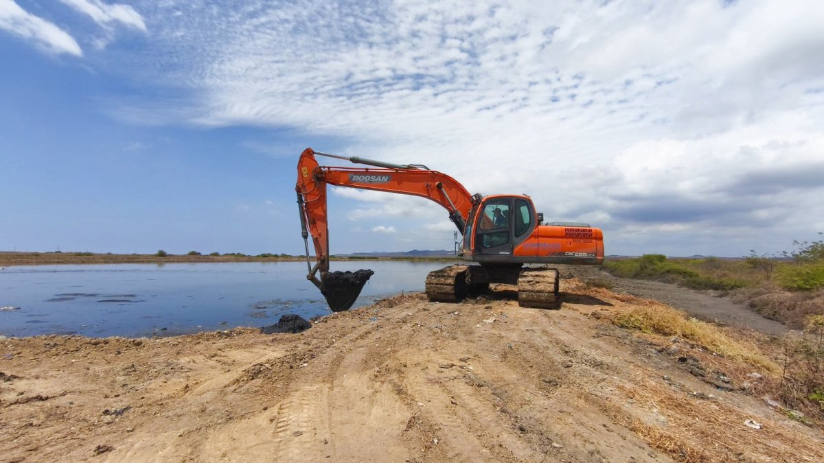 Prefectura alerta contaminación en obras de lagunas en Playas.