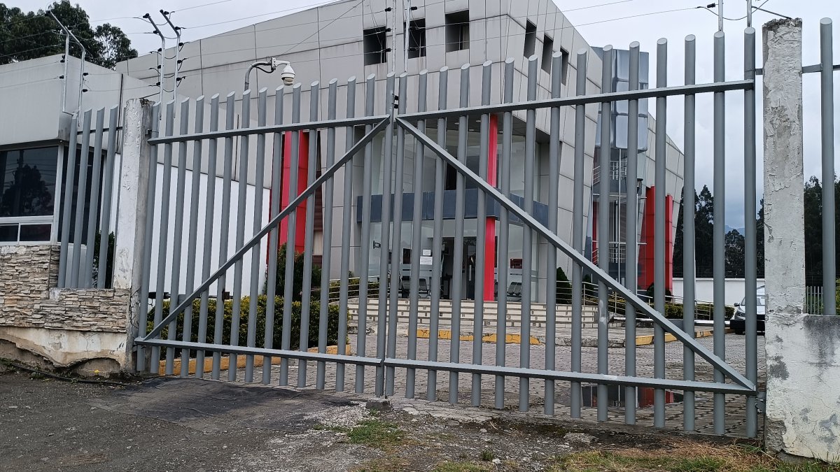 El cuerpo de la víctima ingreso al Centro Forense de Cuenca donde se le practicará el autopista de ley para determinar la causa de muerte.