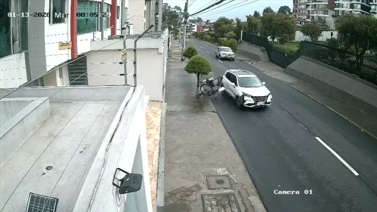 El ciclista circulaba pro el carril derecho cuando fue impactado por el vehículo.