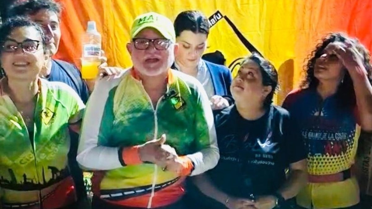 Los Ciclistas de la Calle celebrando con alegría sus 14 años como grupo.