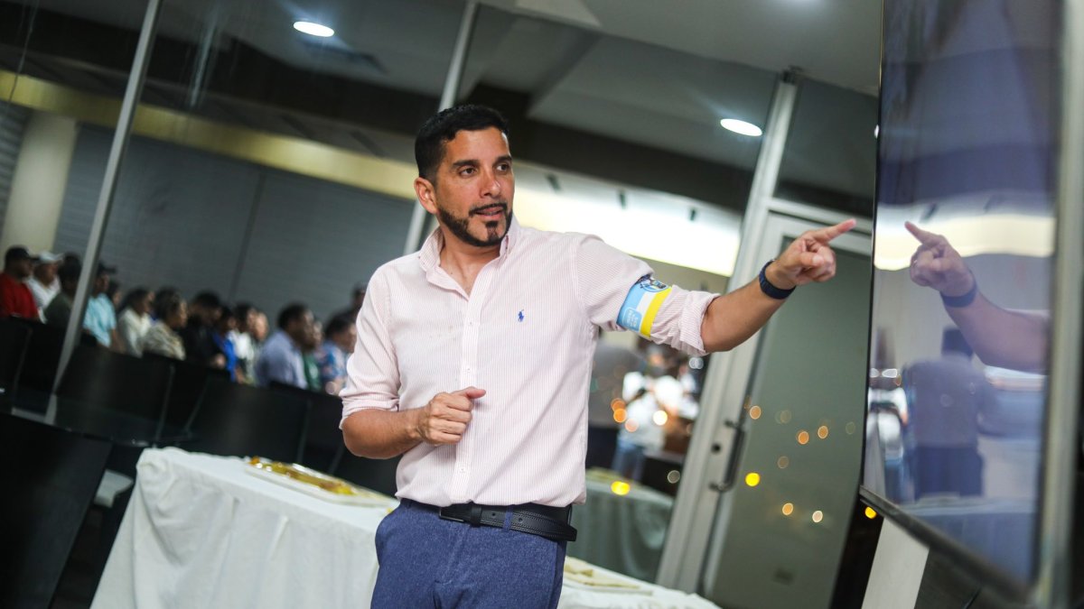 El alcalde de La Libertad, Francisco Tamariz, reapareció tras varios días sin referirse a la fallida venta de 93 hectáreas de terreno municipal.