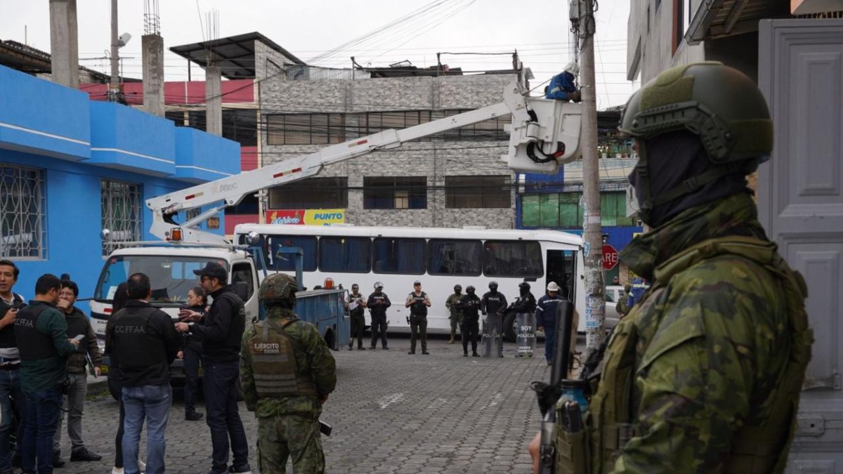 Efectivos de la Policía, Intendencia de Pichincha y Fuerzas Armadas realizaron los controles.