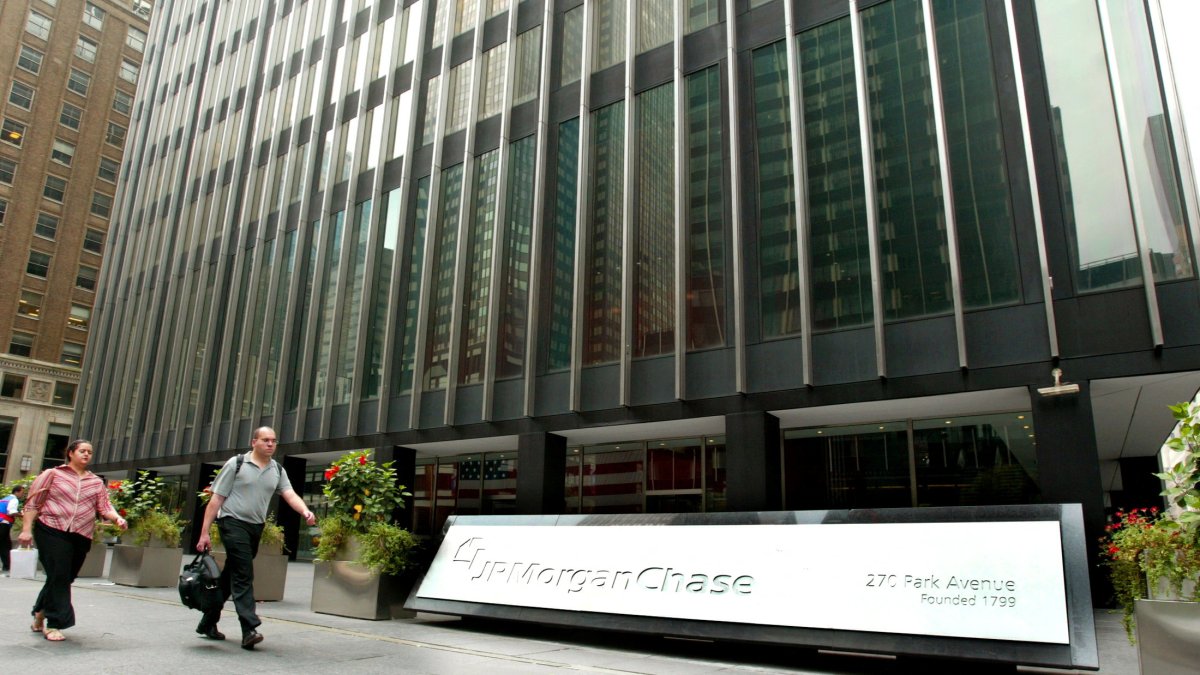Personal caminan al pie del edificio del JP Morgan Chase.