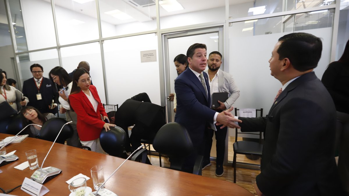 El superintendente de Compañías, Luis Cabezas-Klaere, y el presidente de la Comisión de Fiscalización, Ferdinan Álvarez.