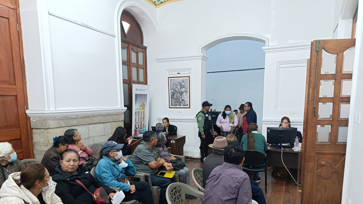 Los ciudadanos han acudido a pagar sus impuestos prediales en Riobamba, entre las quejas por cobros de valores errados.