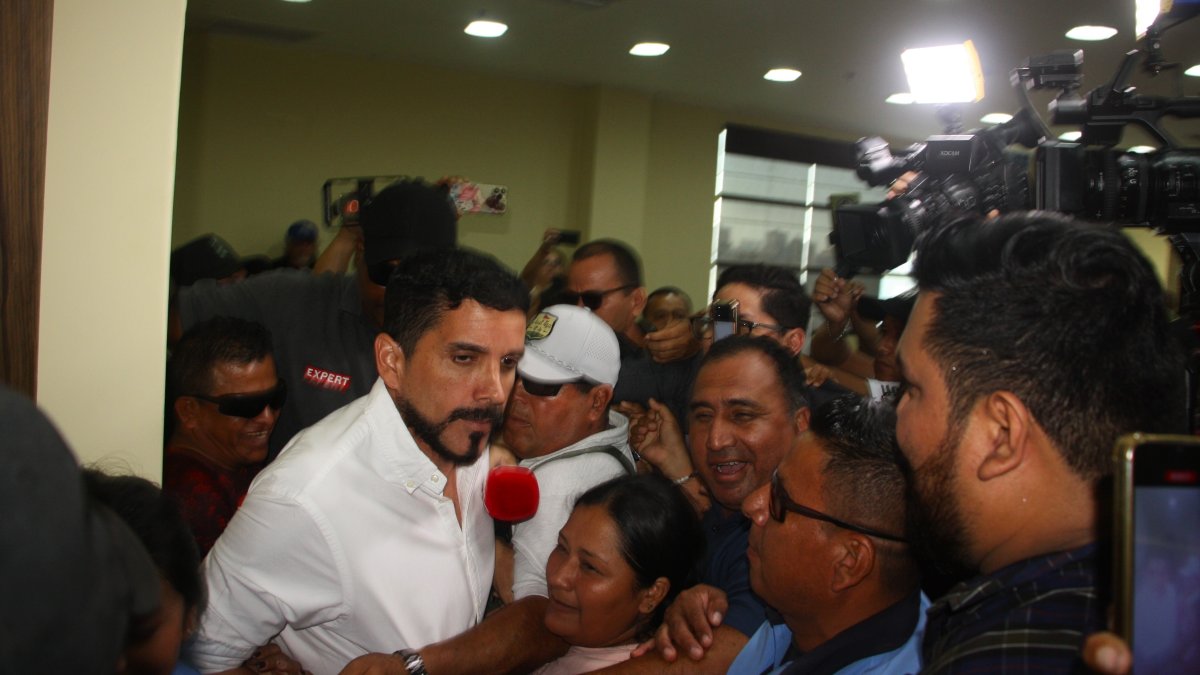 El alcalde de la Libertad, Francisco Tamariz, ingresa abriéndose paso entre sus simpatizantes a la sesión de Concejo.