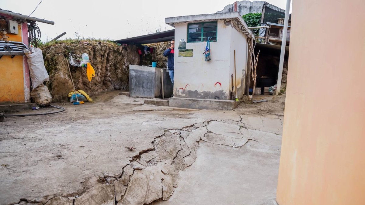 Según las autoridades el hundimiento en masa se propaga de manera rápida.