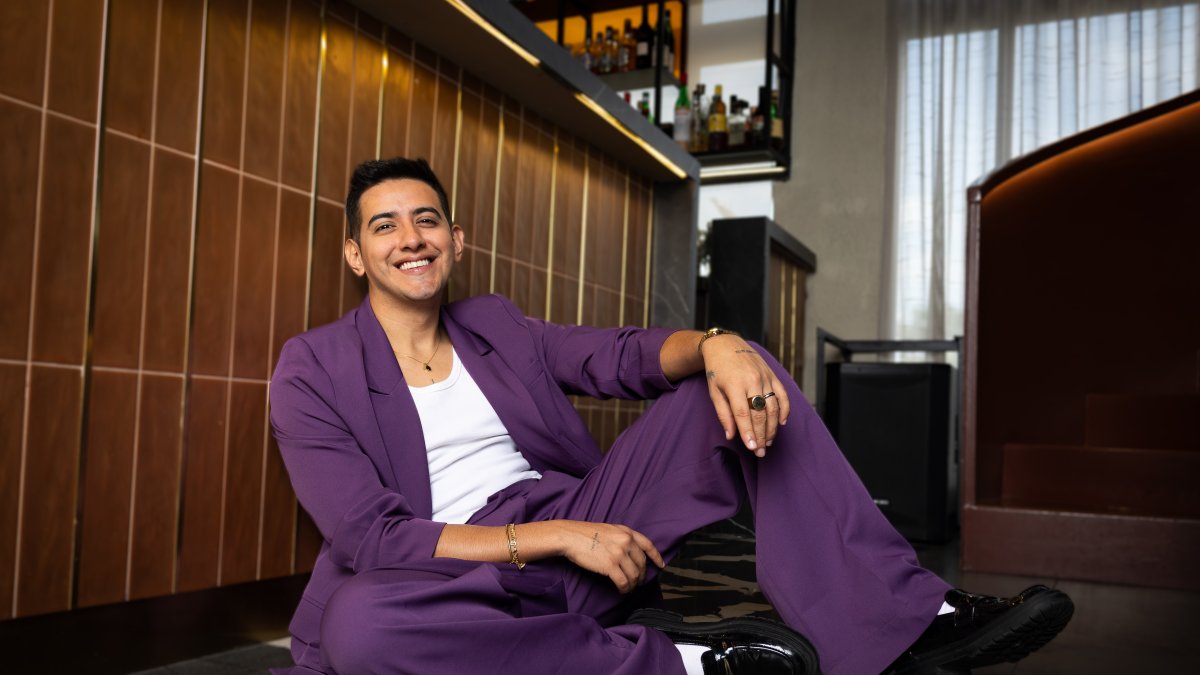 Es fan de comprar en la zona de mujeres porque cree que muchas de esas prendas pueden verse muy versátiles y no necesariamente exageradamente femeninas.