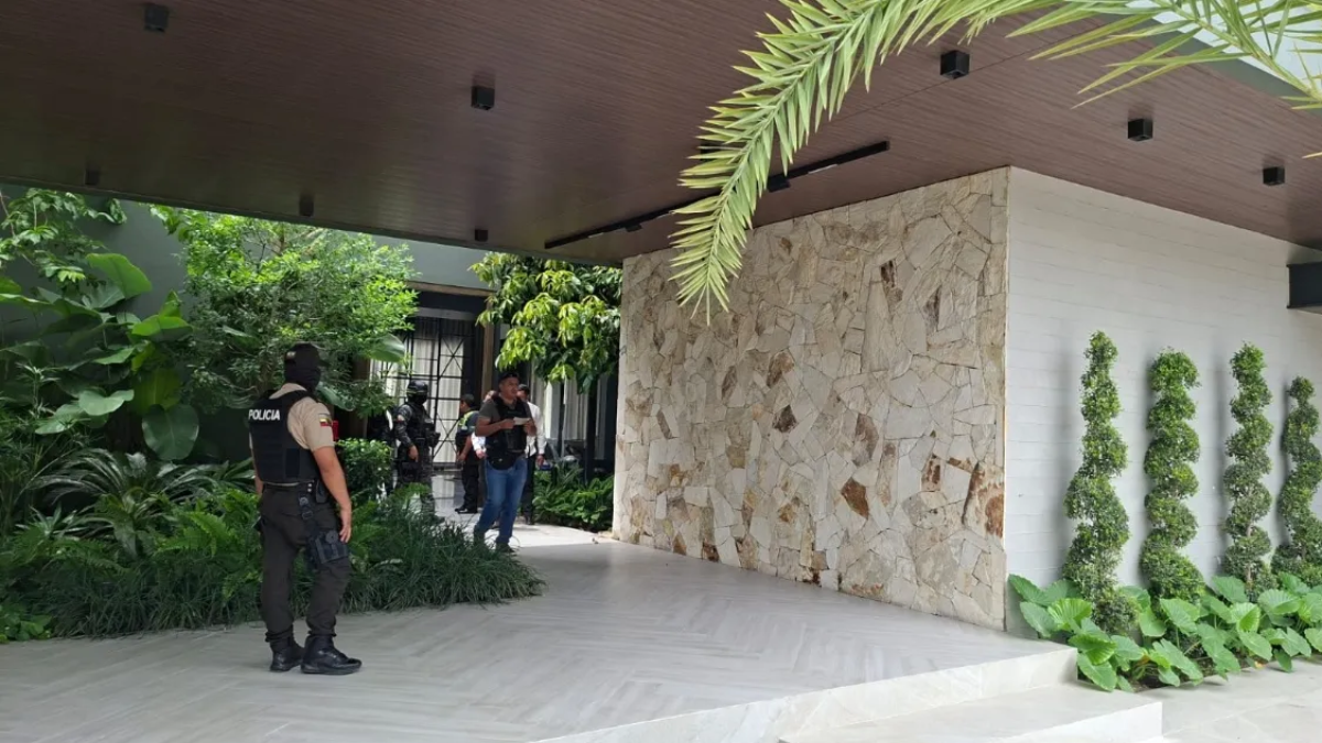 Tres viviendas lujosas fueron allanadas por la Policía Nacional en la urbanización La Península, ubicada en la isla Mocolí.