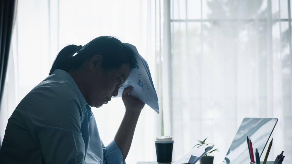 La presión cultural por estar siempre disponibles, sumada a la falta de límites organizacionales, convierte el descanso en un reto y refuerza una lógica de autoexplotación.