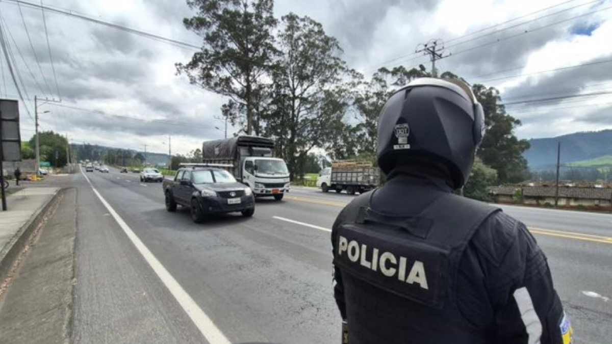 Hombres armados irrumpen en escuela de Bastión Popular y dejan mensaje intimidante.
