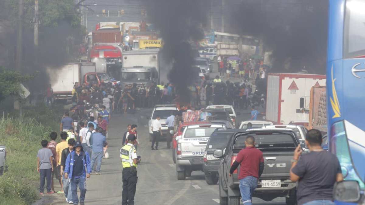 Habitantes de Puente Lucía quemaron llantas para protestar por la muerte de la menor, la mañana de este miércoles 14 de enero.