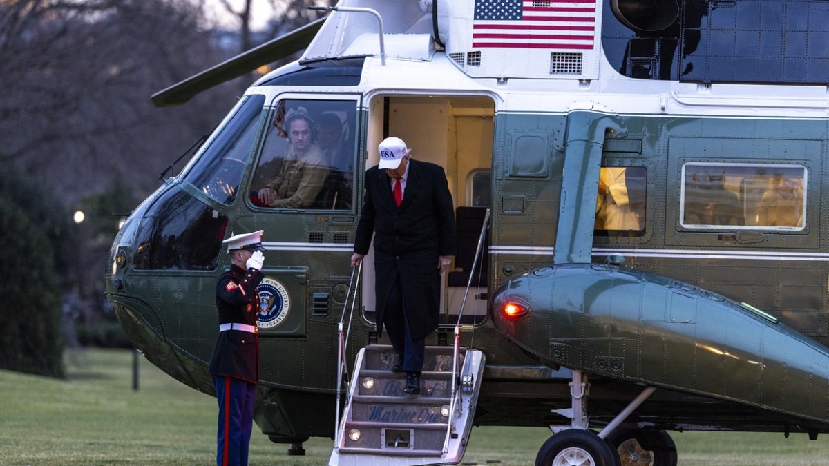El presidente de Estados Unidos, Donald J. Trump, desciende del Marine One en el jardín sur de la Casa Blanca en Washington, DC, EE. UU., el 13 de enero de 2026.