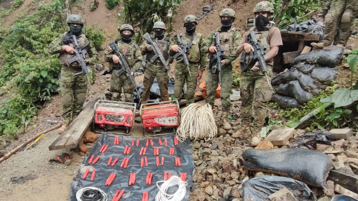 Operativo en la frontera norte de Tulcán: fuerzas del orden decomisan armas y equipos a grupos criminales.