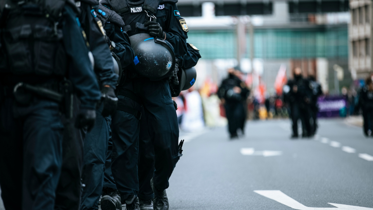 Operativo del FBI tras filtración de datos: imagen referencial de despliegue policial en contexto urbano.