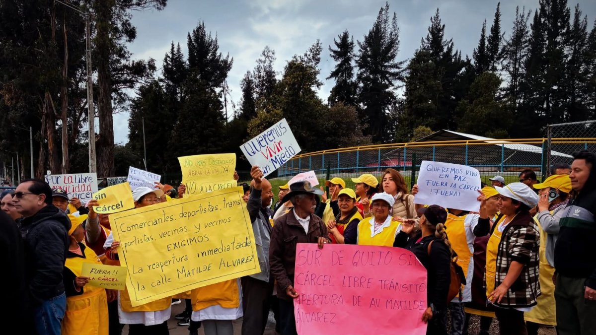 Más de 100 vecinos de Las Cuadras realizaron un plantón el 13 de enero para exigir la salida de la casa de confianza.