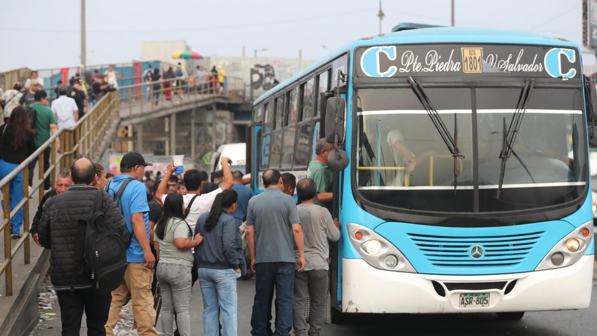 Personas hacen fila para subir a un bus este miércoles, 14 de enero de 2026, en Lima (Perú).