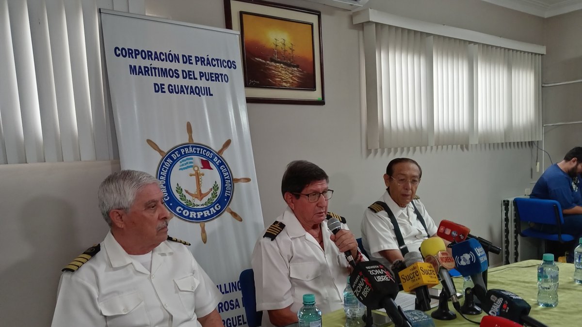 El presidente de la Corporación de Prácticos del Puerto de Guayaquil, José Segovia, explicalos problemas que enfrenta el sector.