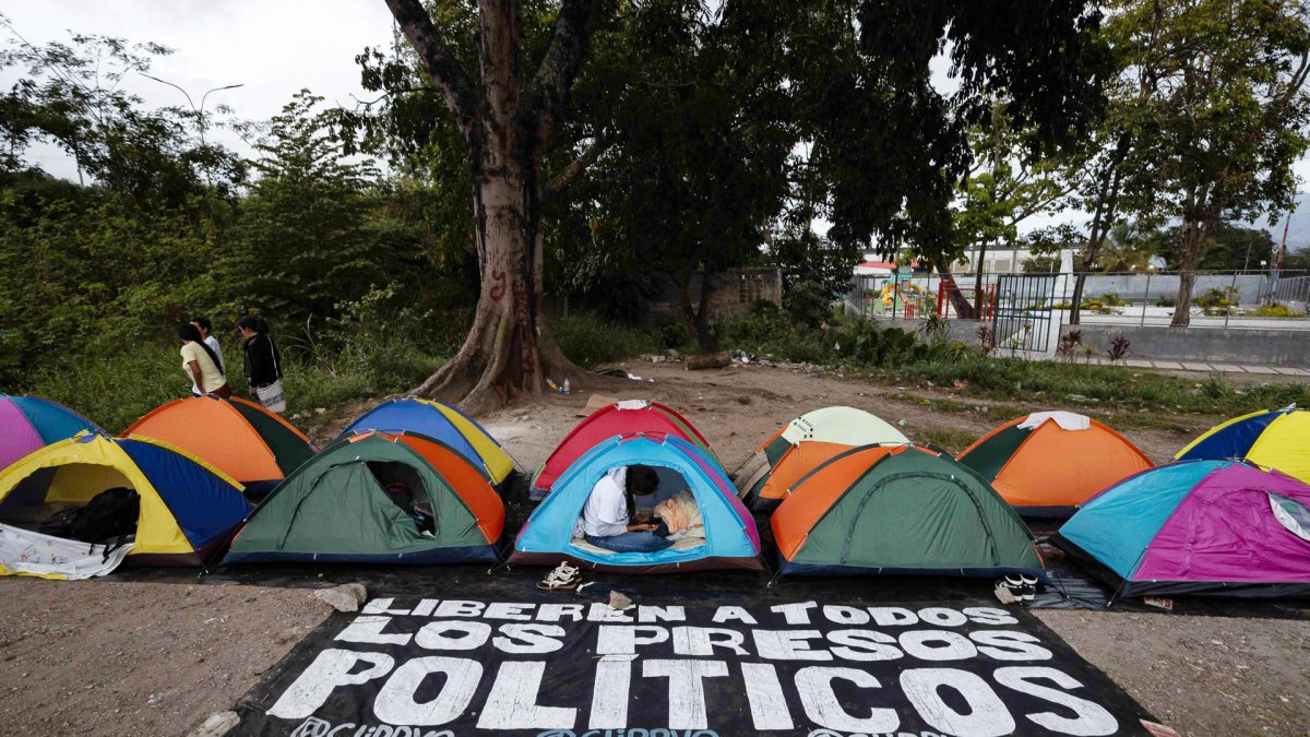 Carpas en las que duermen familiares de presos políticos frente a la cárcel El Rodeo este martes, 13 de enero de 2026, en Zamora (Venezuela).