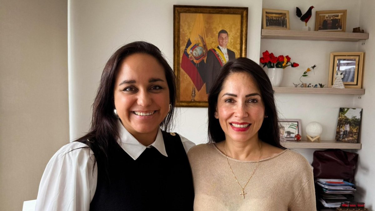 Gabriela Rivadeneira junto a la actual presidenta de Revolución Ciudadana, Luisa González.