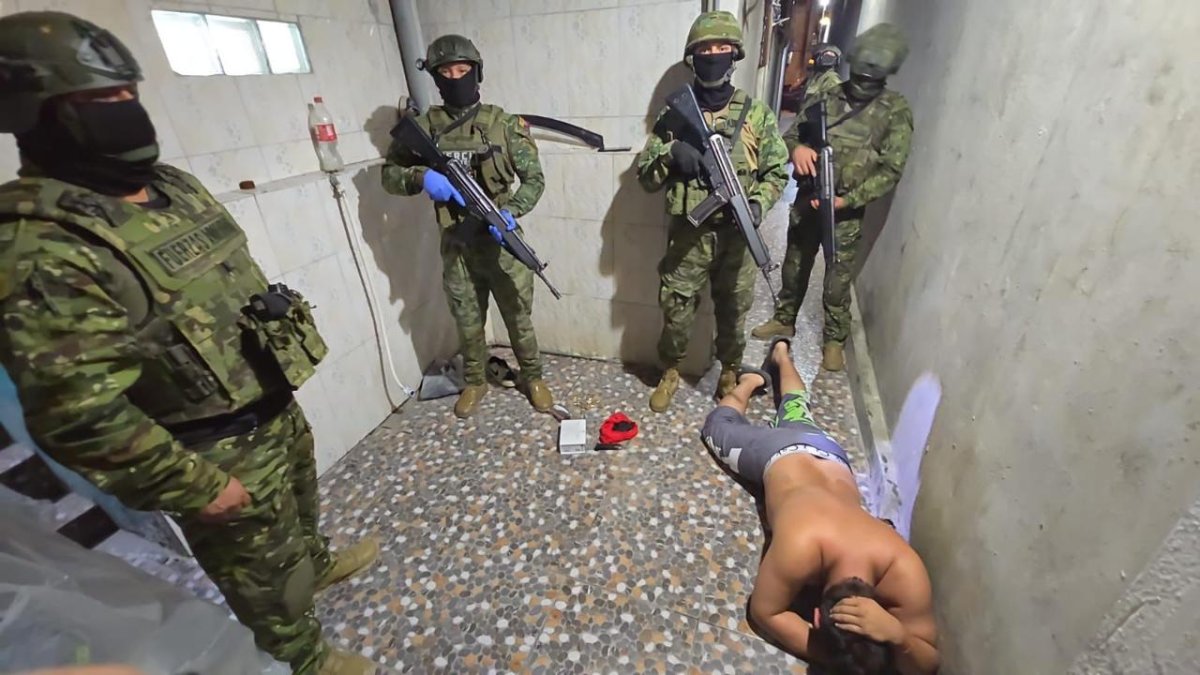 En una operación militar realizada en el sector 4 de Mayo del cantón Babahoyo, personal de la Brigada de Caballería Blindada detuvo a alias Adonis.