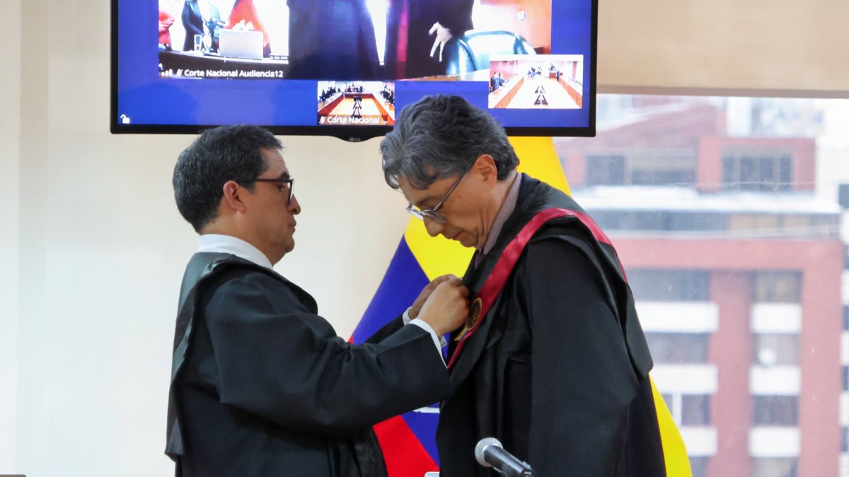 José Suing impuso la toga al nuevo presidente encargado de la Corte Nacional de Justicia, Marco Rodríguez.