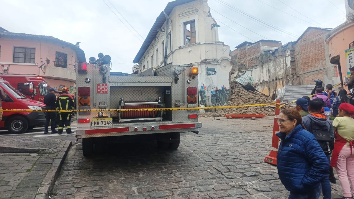 El colapso de una vivienda en el sector La Tola, en el centro de Quito, dejó cuatro personas rescatadas.